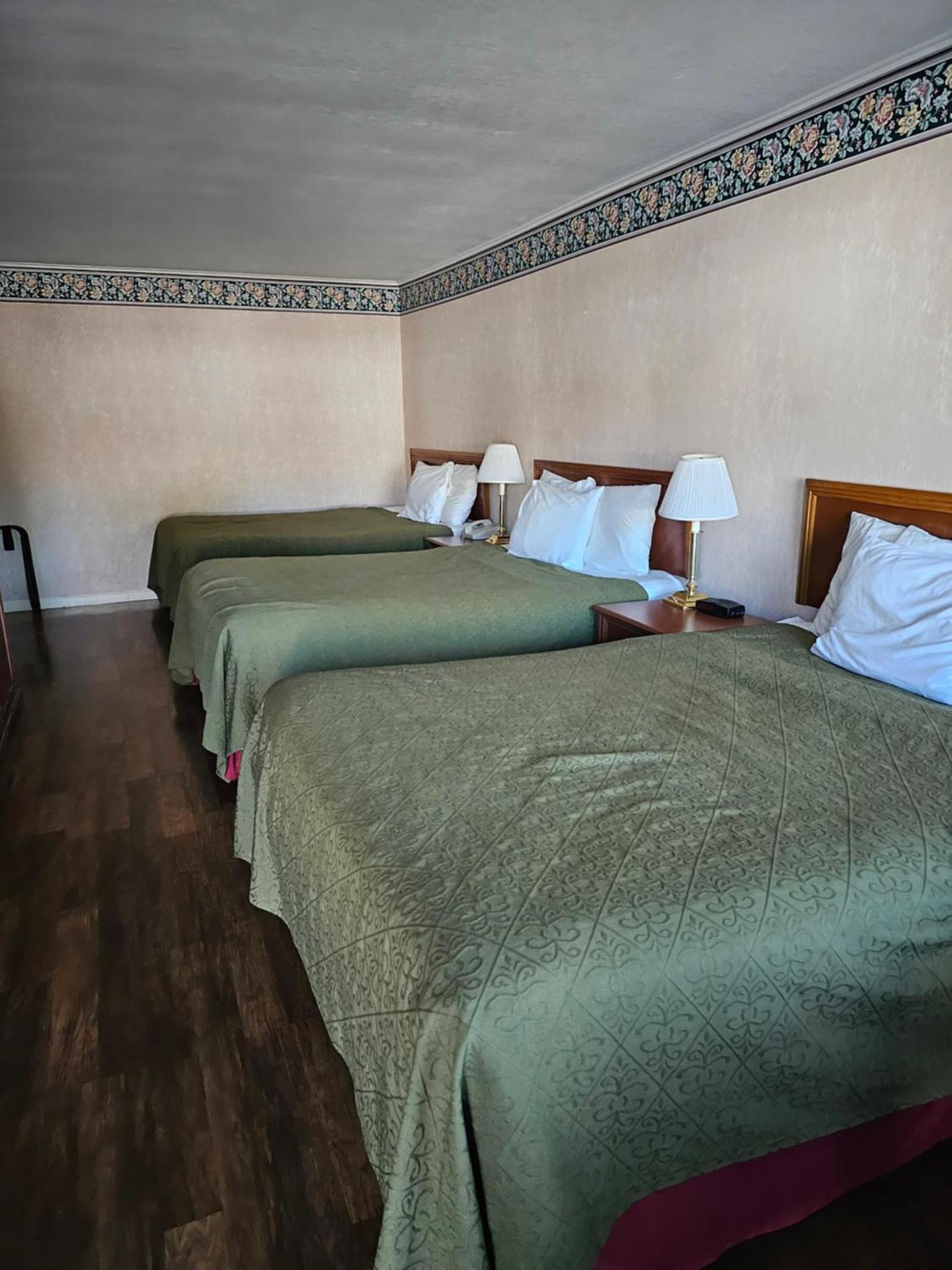 Travelodge By Wyndham Mackinaw City Esterno foto